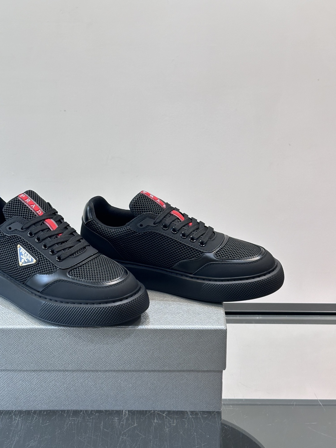 👟Prada男士休闲运动鞋，采用网布+皮革拼接，透气又耐穿！鞋舌和侧面有经典三角Logo，品牌感满满✨。