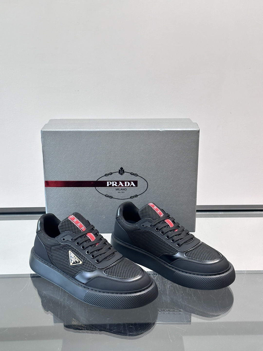 👟Prada男士休闲运动鞋，采用网布+皮革拼接，透气又耐穿！鞋舌和侧面有经典三角Logo，品牌感满满✨。