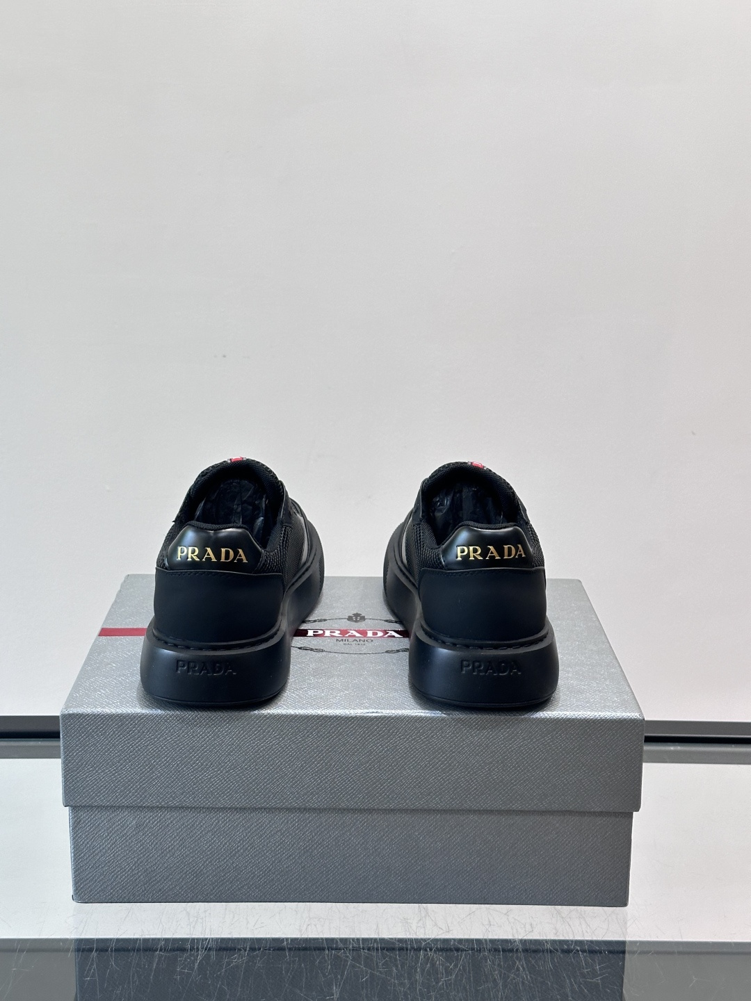 👟Prada男士休闲运动鞋，采用网布+皮革拼接，透气又耐穿！鞋舌和侧面有经典三角Logo，品牌感满满✨。