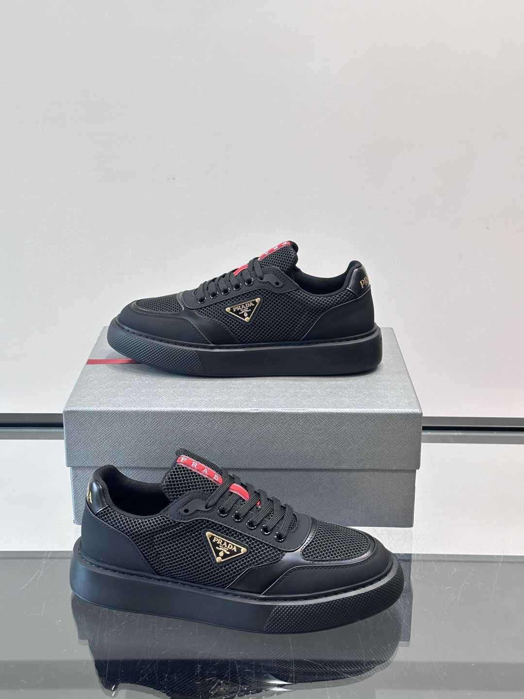 👟Prada男士休闲运动鞋，采用网布+皮革拼接，透气又耐穿！鞋舌和侧面有经典三角Logo，品牌感满满✨。