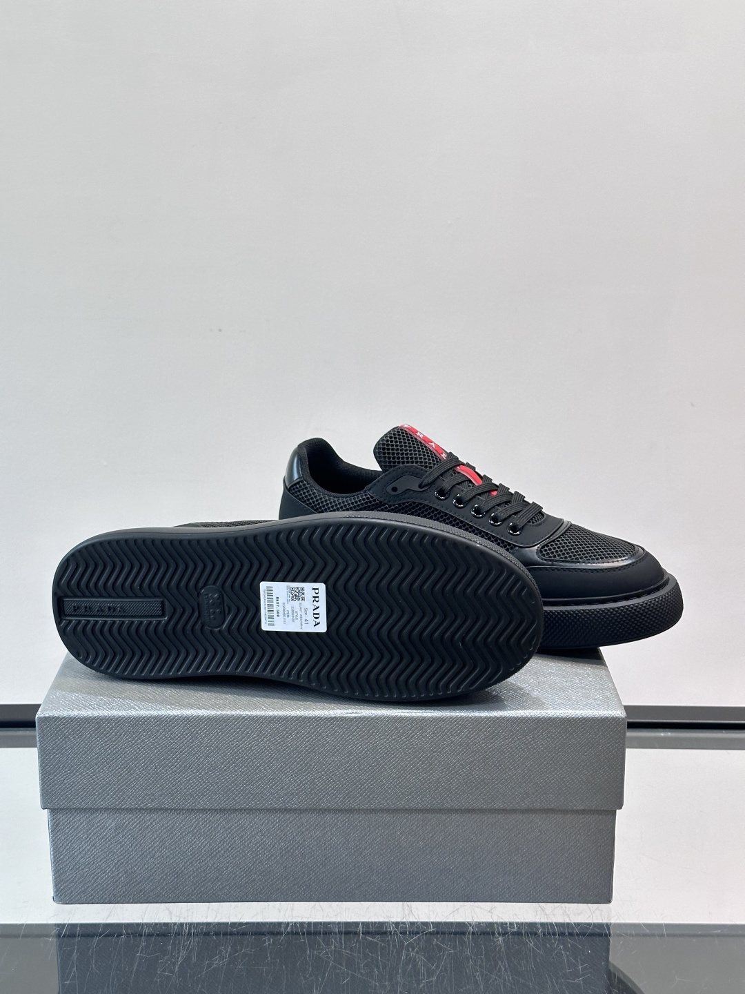 👟Prada男士休闲运动鞋，采用网布+皮革拼接，透气又耐穿！鞋舌和侧面有经典三角Logo，品牌感满满✨。