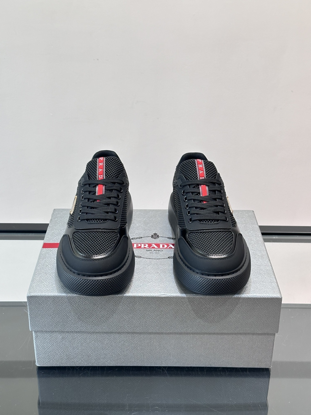👟Prada男士休闲运动鞋，采用网布+皮革拼接，透气又耐穿！鞋舌和侧面有经典三角Logo，品牌感满满✨。