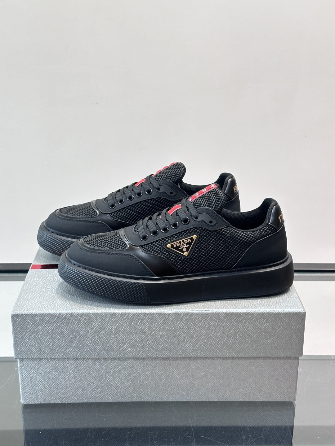 👟Prada男士休闲运动鞋，采用网布+皮革拼接，透气又耐穿！鞋舌和侧面有经典三角Logo，品牌感满满✨。