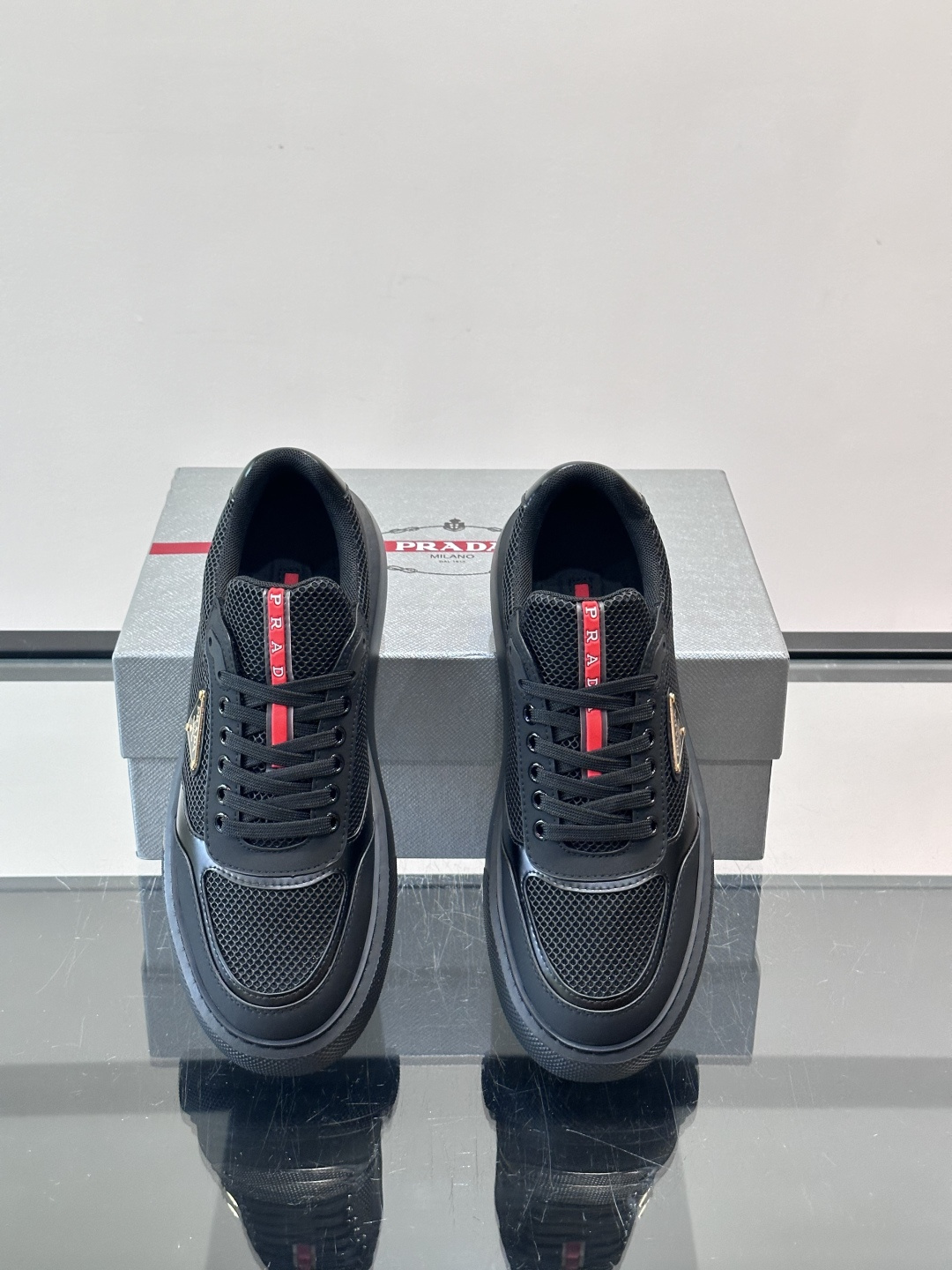👟Prada男士休闲运动鞋，采用网布+皮革拼接，透气又耐穿！鞋舌和侧面有经典三角Logo，品牌感满满✨。