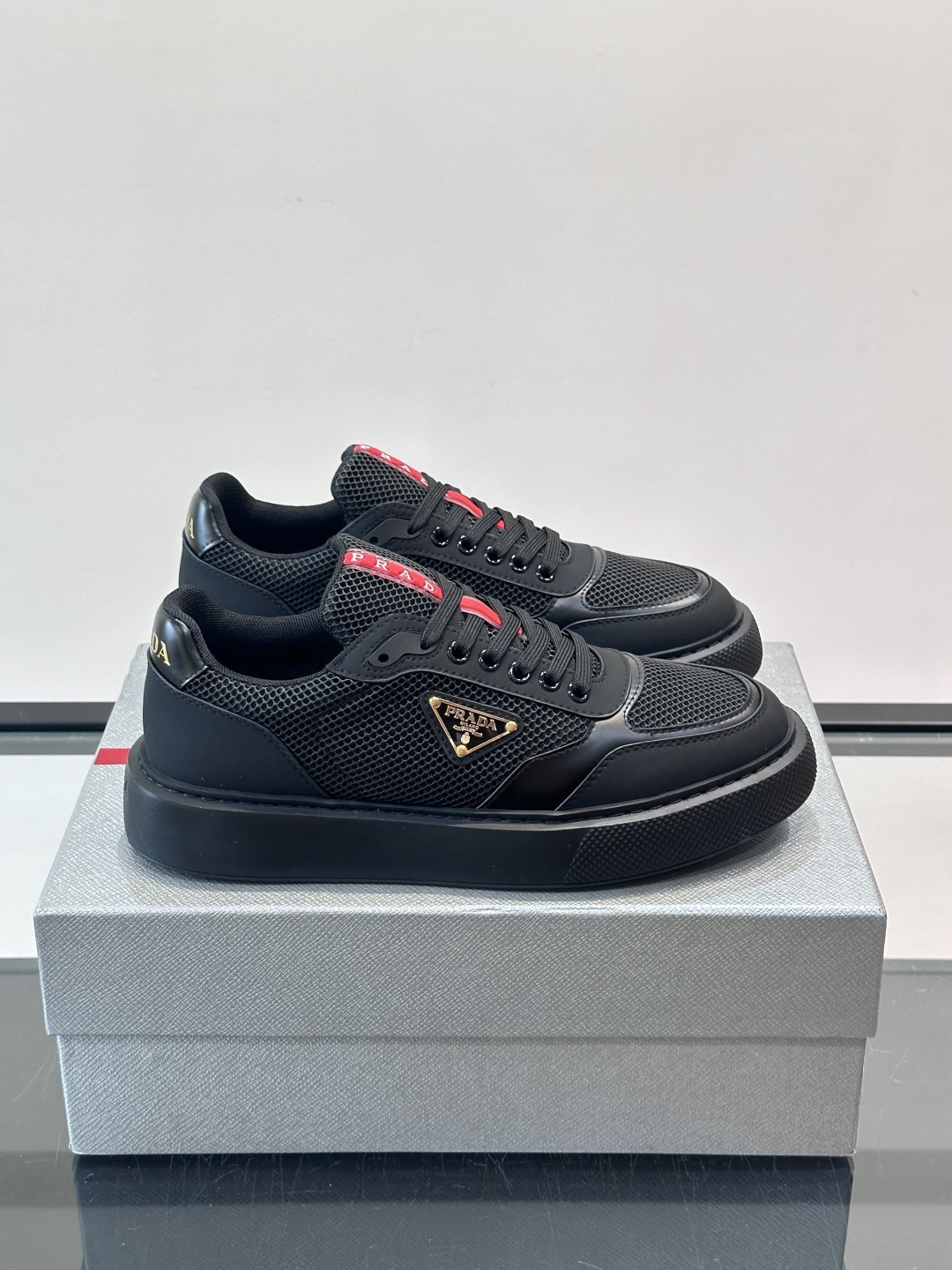 NO:852366,Prada men's casual sports shoes are made of mesh + leather, breathable and durable!  There are classic triangle logos on the tongue and side of the shoe, giving it a full sense of brand. The thick-soled design is comfortable to wear and can quietly increase your height. It is very versatile for daily leisure and commuting. The red details are embellished, simple and energetic, fashionable and practical!  ,size38-45 (46 customized),,prada,sneakers19860909Prada男士休闲运动鞋,采用网布+皮革拼接,透气又耐穿！鞋舌和侧面有经典三角Logo,品牌感满满.厚底设计,穿着舒适还能悄悄增高,日常休闲、通勤都超百搭～,红色细节点缀,简约又有活力,时尚实用两不误！ ,size38-45（46定制）,,prada,sneakers,Men's shoes