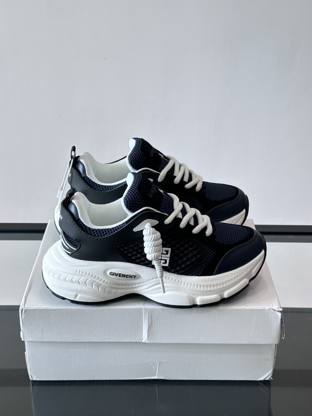 Givenchy ​👟纪梵希GV7老爹鞋，配色超百搭，网布+牛皮革拼接，透气又有支撑力！厚底设计显高显腿