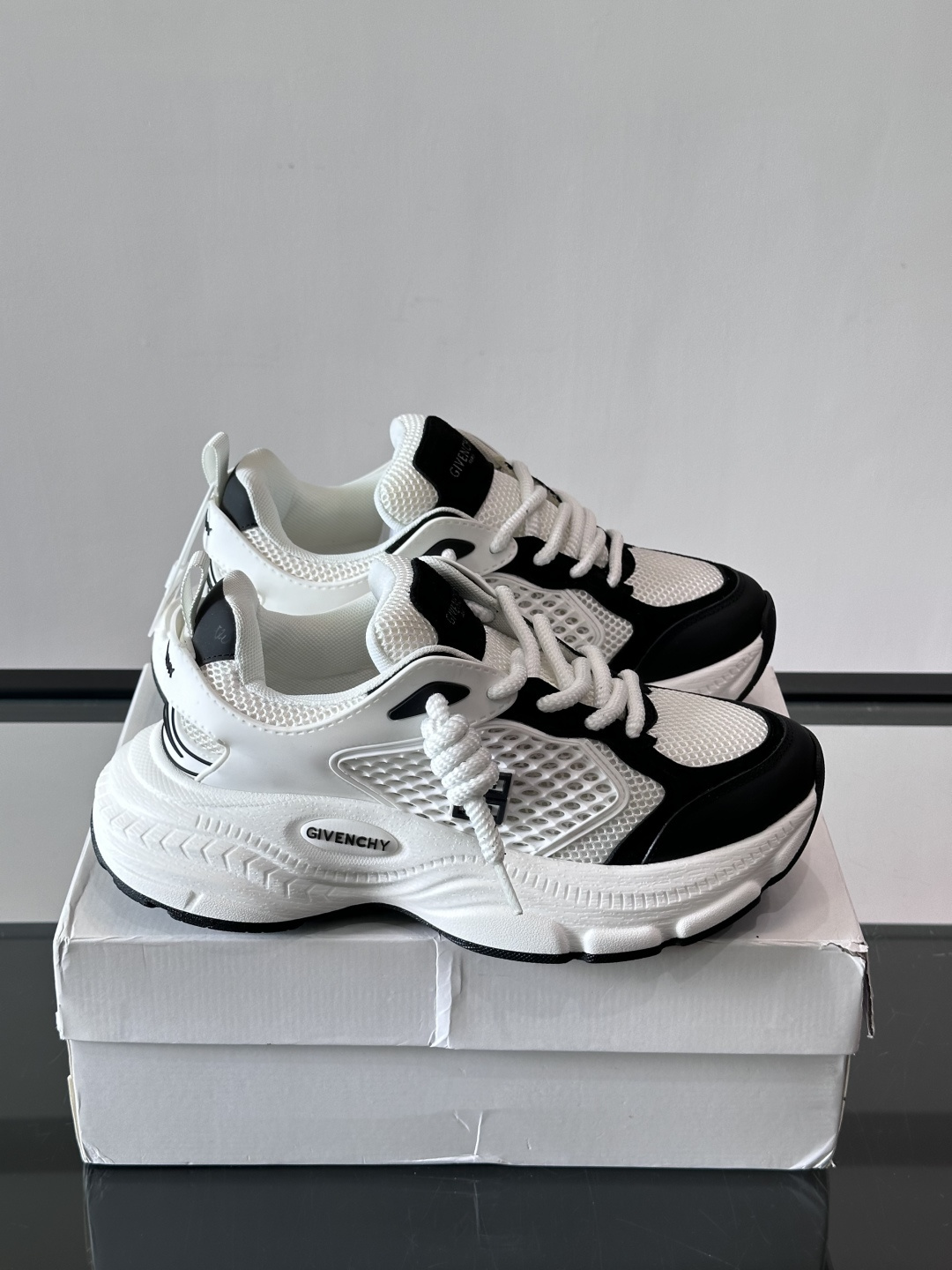 Givenchy ​👟纪梵希GV7老爹鞋，配色超百搭，网布+牛皮革拼接，透气又有支撑力！厚底设计显高显腿