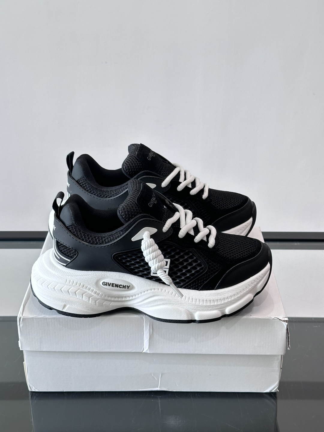Givenchy ​👟纪梵希GV7老爹鞋，配色超百搭，网布+牛皮革拼接，透气又有支撑力！厚底设计显高显腿