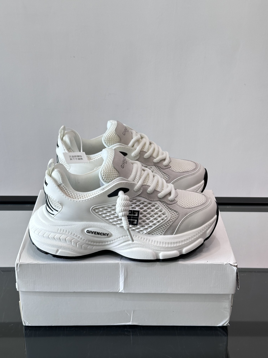 Givenchy ​👟纪梵希GV7老爹鞋，配色超百搭，网布+牛皮革拼接，透气又有支撑力！厚底设计显高显腿