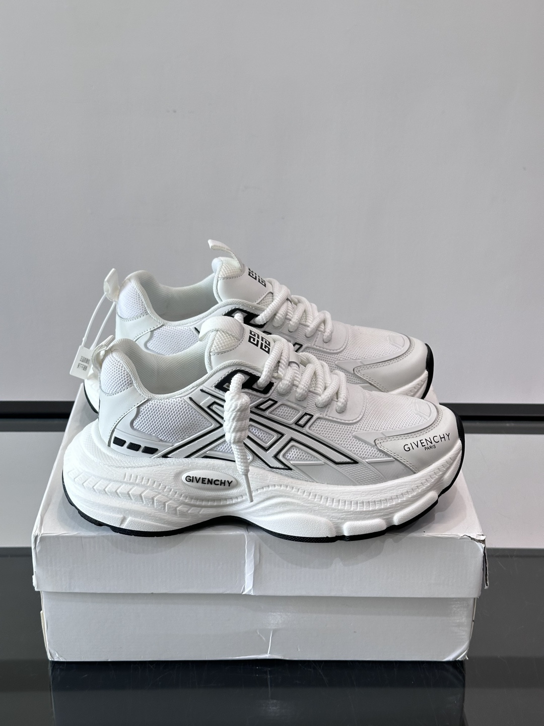 Givenchy老爹鞋​​👟纪梵希老爹鞋，网布+牛皮革拼接，透气又有支撑力。厚底设计，缓震效果棒，长时间