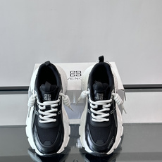 Givenchy老爹鞋👟纪梵希老爹鞋,网布+牛皮革拼接,透气又有支撑力。厚底设计,缓震效果棒,长时间 Givenchy老爹鞋👟纪梵希老爹鞋,网布+牛皮革拼接,透气又有支撑力。厚底设计,缓震效果棒,长时间