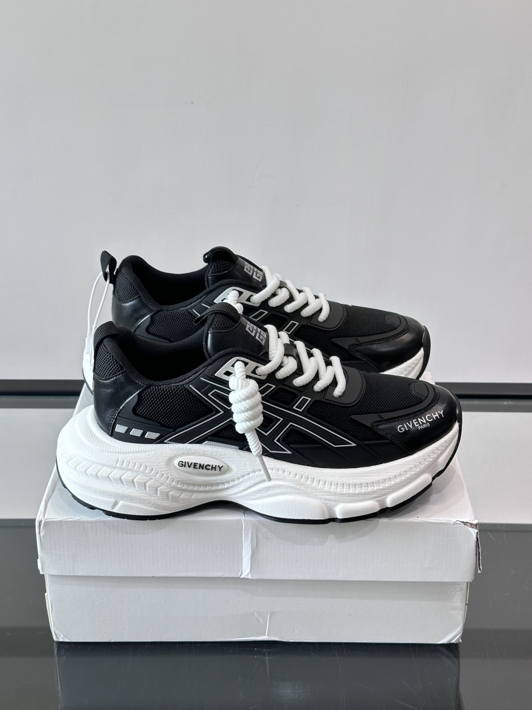 Givenchy老爹鞋​​👟纪梵希老爹鞋，网布+牛皮革拼接，透气又有支撑力。厚底设计，缓震效果棒，长时间