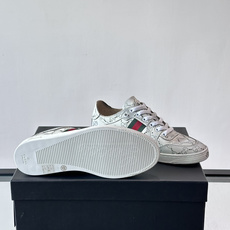 GUCCI春夏新款,Stretch系列运动鞋👟Generation Gucci深入探索品牌的典藏设计元素 GUCCI春夏新款,Stretch系列运动鞋👟Generation Gucci深入探索品牌的典藏设计元素