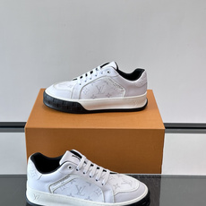 👟LV男士休闲运动鞋,经典Monogram老花图案,优质皮革材质,搭配橡胶鞋底,耐磨又舒适。鞋舌和鞋侧有 👟LV男士休闲运动鞋,经典Monogram老花图案,优质皮革材质,搭配橡胶鞋底,耐磨又舒适。鞋舌和鞋侧有