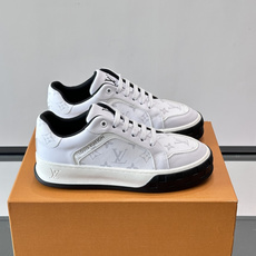 👟LV男士休闲运动鞋,经典Monogram老花图案,优质皮革材质,搭配橡胶鞋底,耐磨又舒适。鞋舌和鞋侧有 👟LV男士休闲运动鞋,经典Monogram老花图案,优质皮革材质,搭配橡胶鞋底,耐磨又舒适。鞋舌和鞋侧有