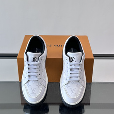 👟LV男士休闲运动鞋,经典Monogram老花图案,优质皮革材质,搭配橡胶鞋底,耐磨又舒适。鞋舌和鞋侧有 👟LV男士休闲运动鞋,经典Monogram老花图案,优质皮革材质,搭配橡胶鞋底,耐磨又舒适。鞋舌和鞋侧有