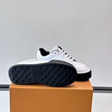 👟LV男士休闲运动鞋,经典Monogram老花图案,优质皮革材质,搭配橡胶鞋底,耐磨又舒适。鞋舌和鞋侧有 👟LV男士休闲运动鞋,经典Monogram老花图案,优质皮革材质,搭配橡胶鞋底,耐磨又舒适。鞋舌和鞋侧有