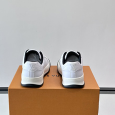 👟LV男士休闲运动鞋,经典Monogram老花图案,优质皮革材质,搭配橡胶鞋底,耐磨又舒适。鞋舌和鞋侧有 👟LV男士休闲运动鞋,经典Monogram老花图案,优质皮革材质,搭配橡胶鞋底,耐磨又舒适。鞋舌和鞋侧有