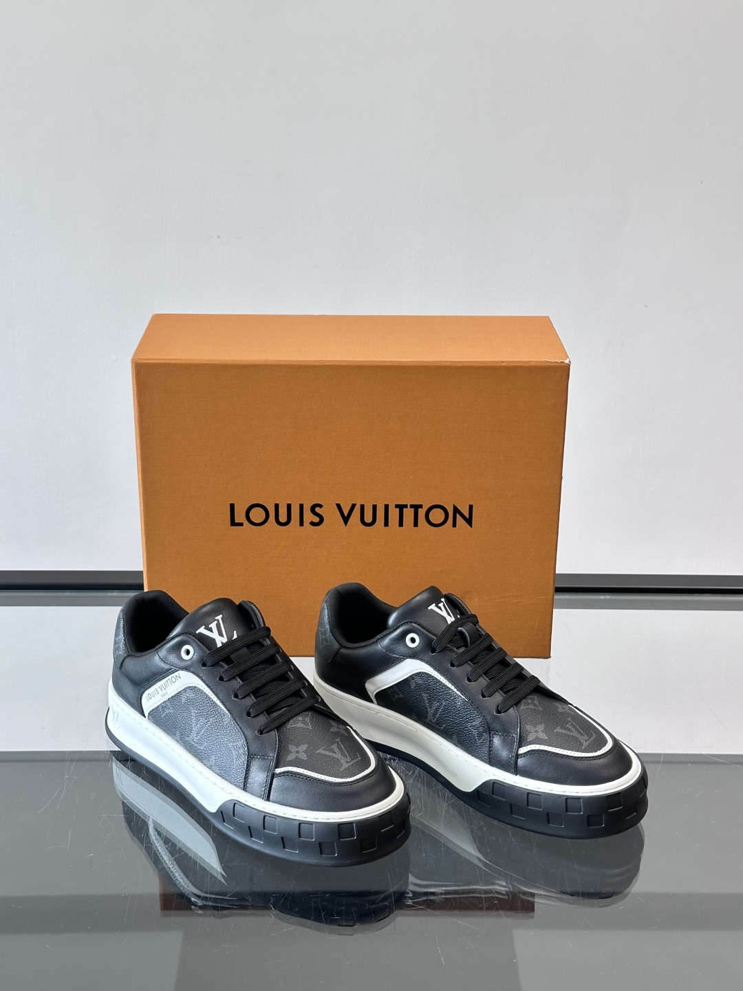 👟LV男士休闲运动鞋，经典Monogram老花图案，优质皮革材质，搭配橡胶鞋底，耐磨又舒适。鞋舌和鞋侧有