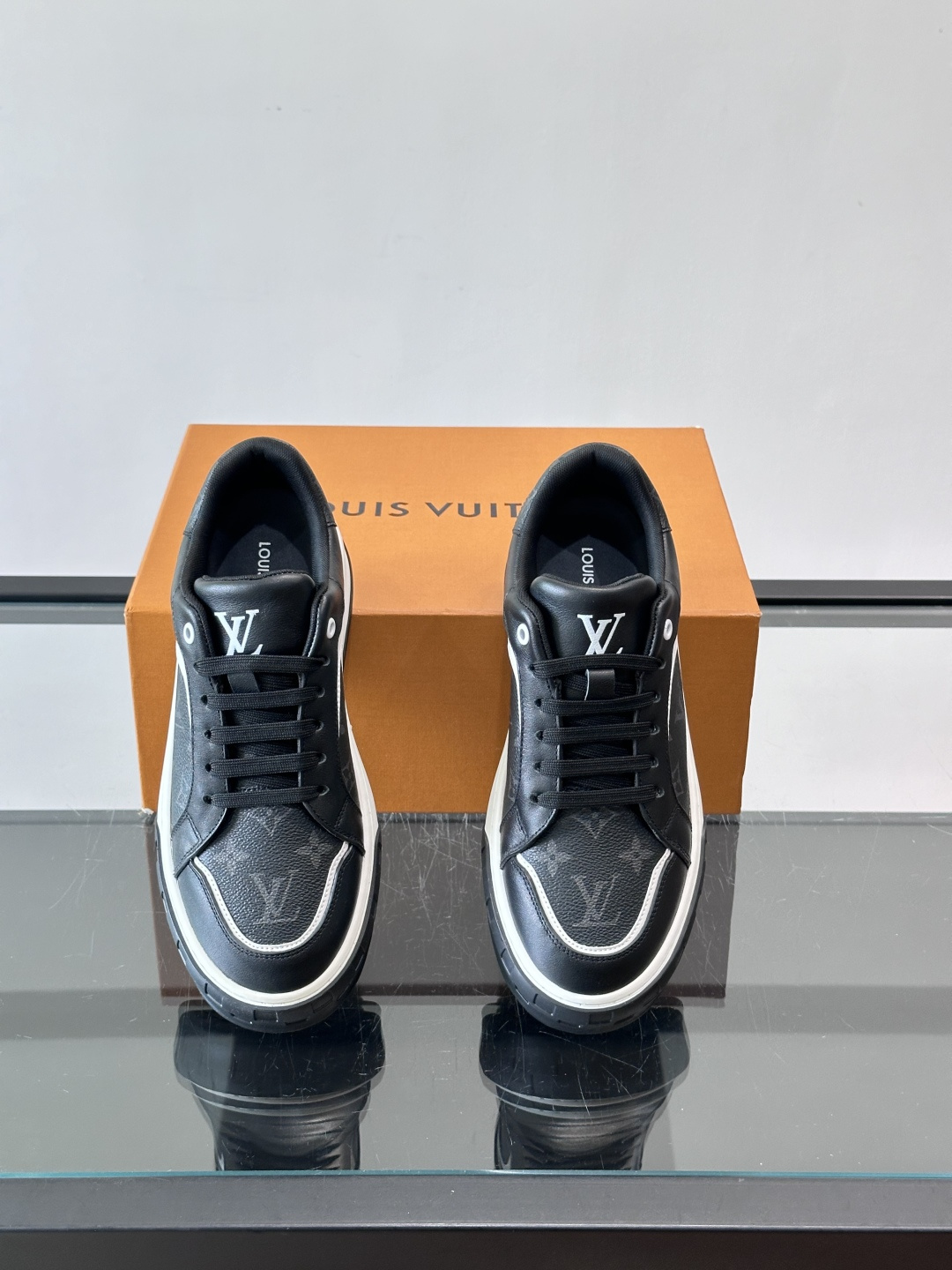 👟LV男士休闲运动鞋，经典Monogram老花图案，优质皮革材质，搭配橡胶鞋底，耐磨又舒适。鞋舌和鞋侧有