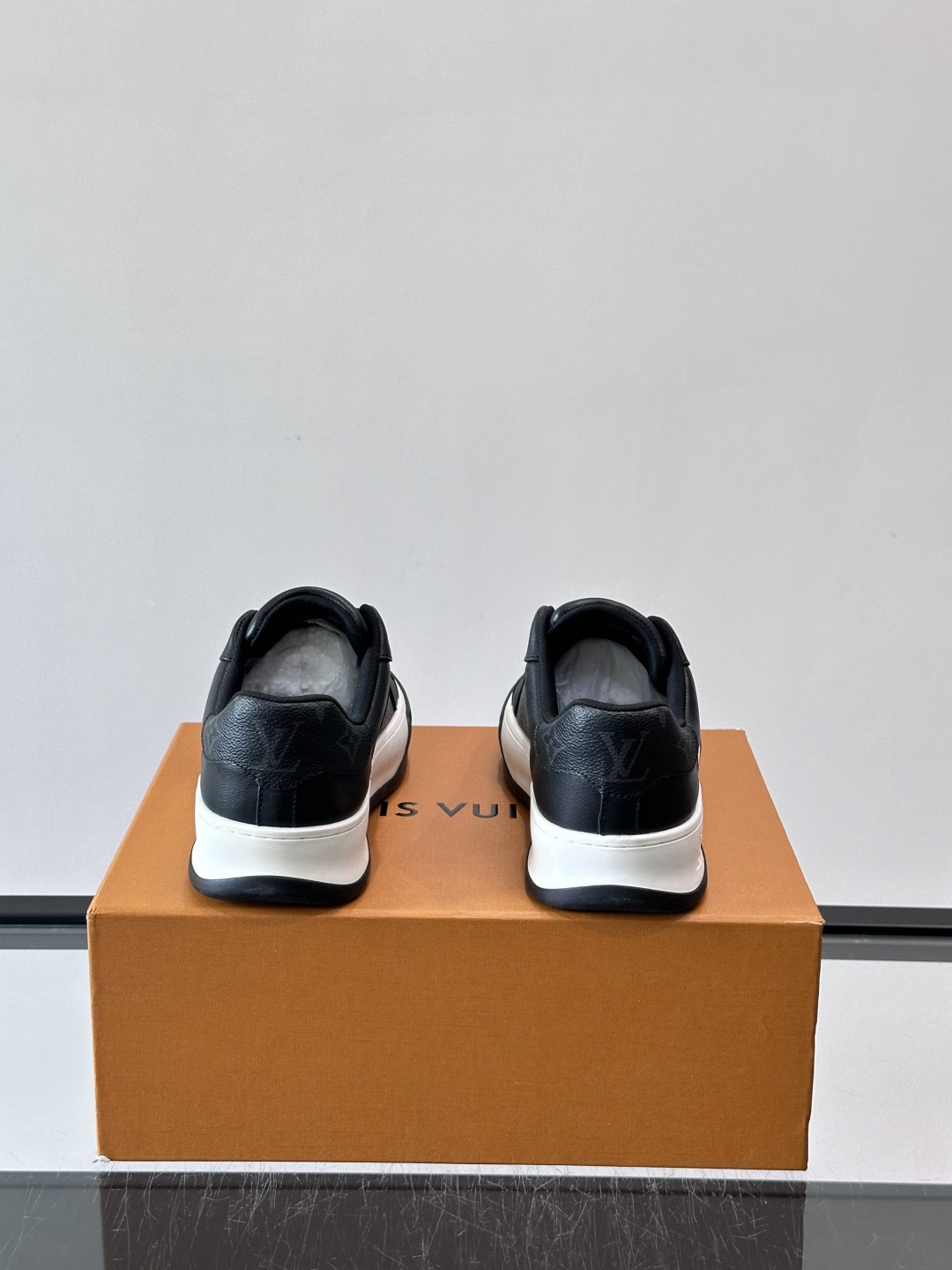 👟LV男士休闲运动鞋，经典Monogram老花图案，优质皮革材质，搭配橡胶鞋底，耐磨又舒适。鞋舌和鞋侧有