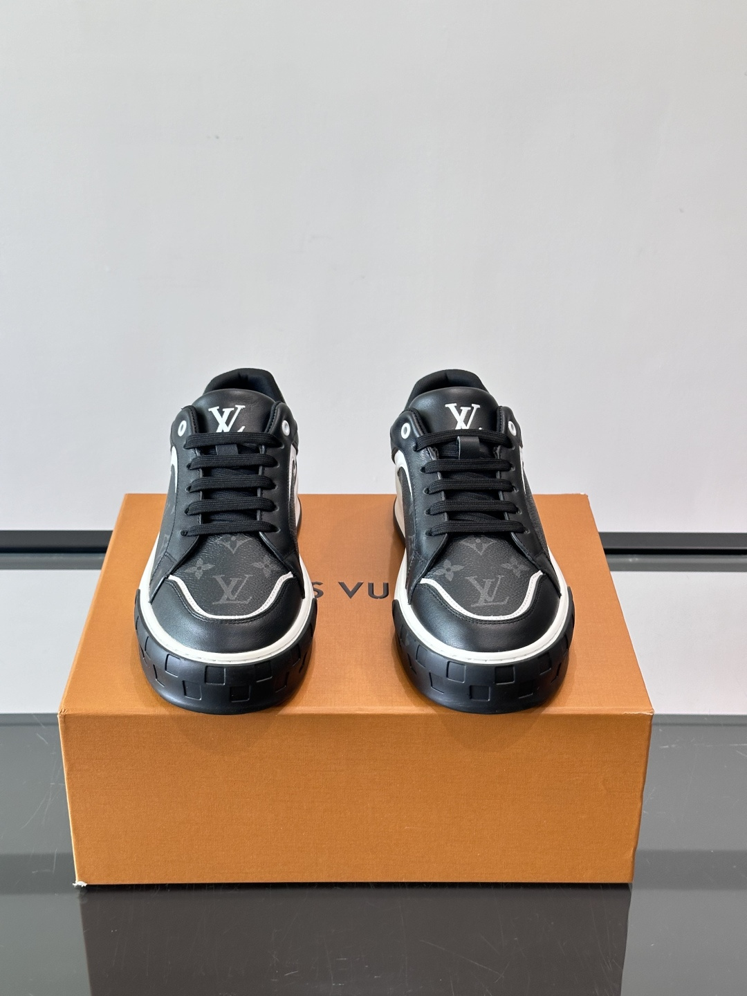 👟LV男士休闲运动鞋，经典Monogram老花图案，优质皮革材质，搭配橡胶鞋底，耐磨又舒适。鞋舌和鞋侧有