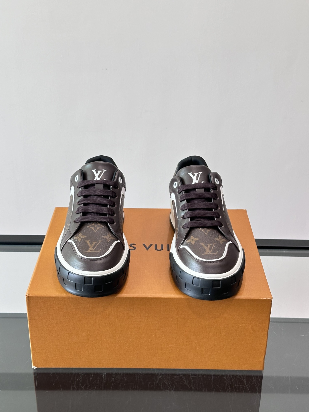 👟LV男士休闲运动鞋，经典Monogram老花图案，优质皮革材质，搭配橡胶鞋底，耐磨又舒适。鞋舌和鞋侧有
