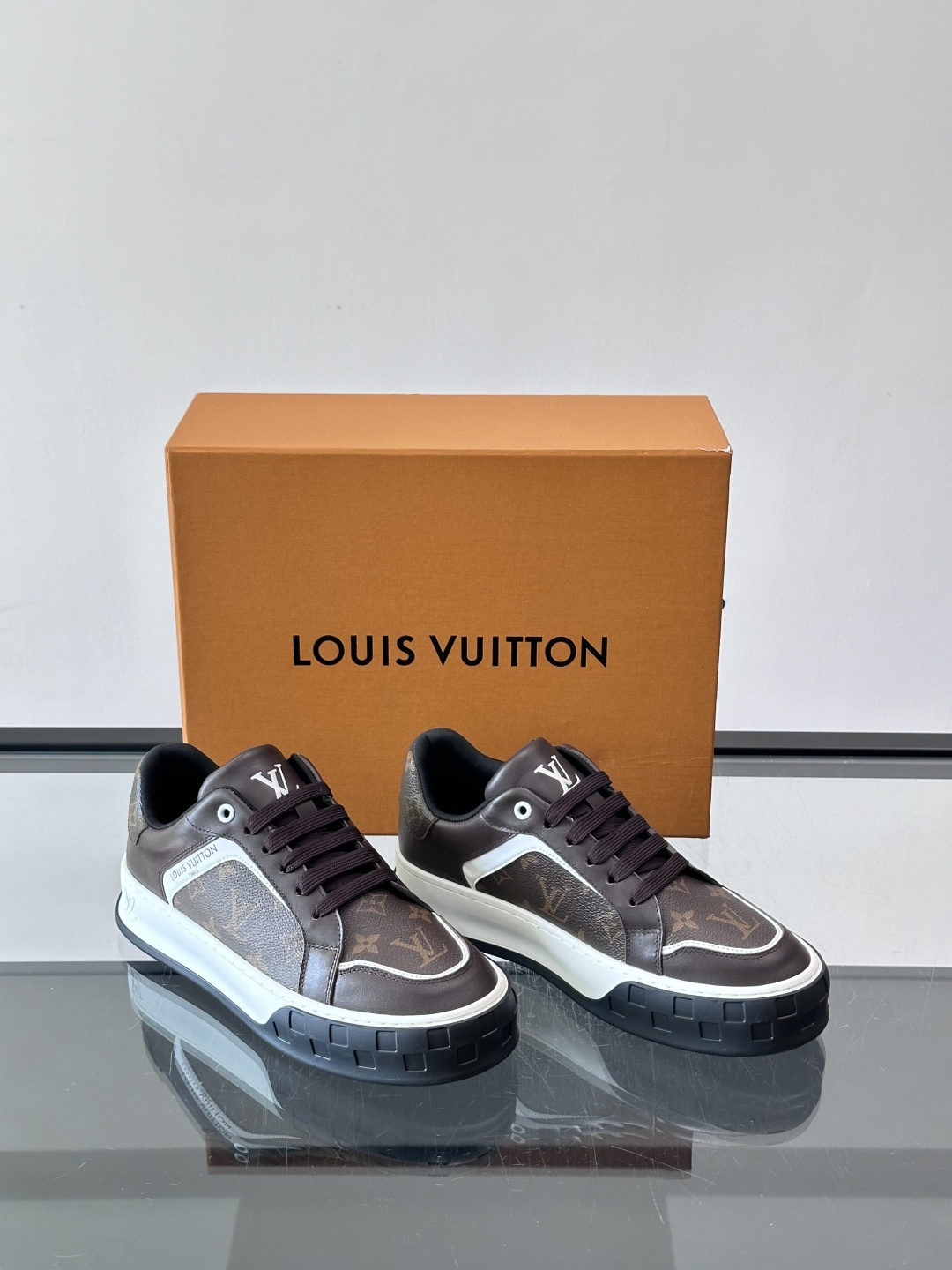 👟LV男士休闲运动鞋，经典Monogram老花图案，优质皮革材质，搭配橡胶鞋底，耐磨又舒适。鞋舌和鞋侧有