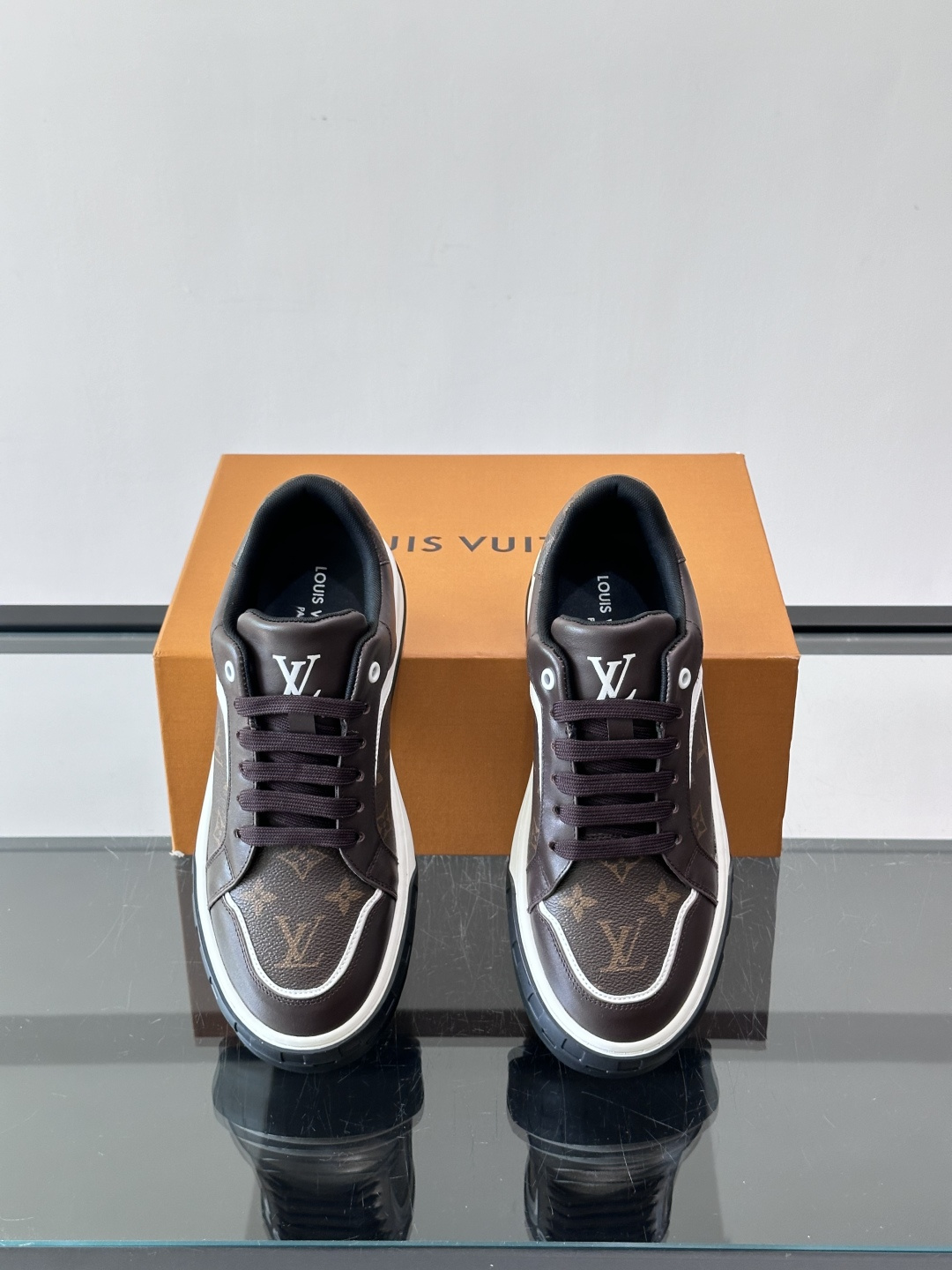 👟LV男士休闲运动鞋，经典Monogram老花图案，优质皮革材质，搭配橡胶鞋底，耐磨又舒适。鞋舌和鞋侧有