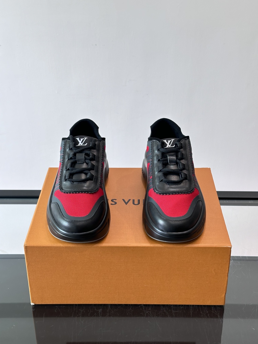 👟LV 休闲男士运动鞋，网布+皮革拼接，简约又有未来感✨。厚底设计，缓震舒适，日常穿搭或长时间行走都很O