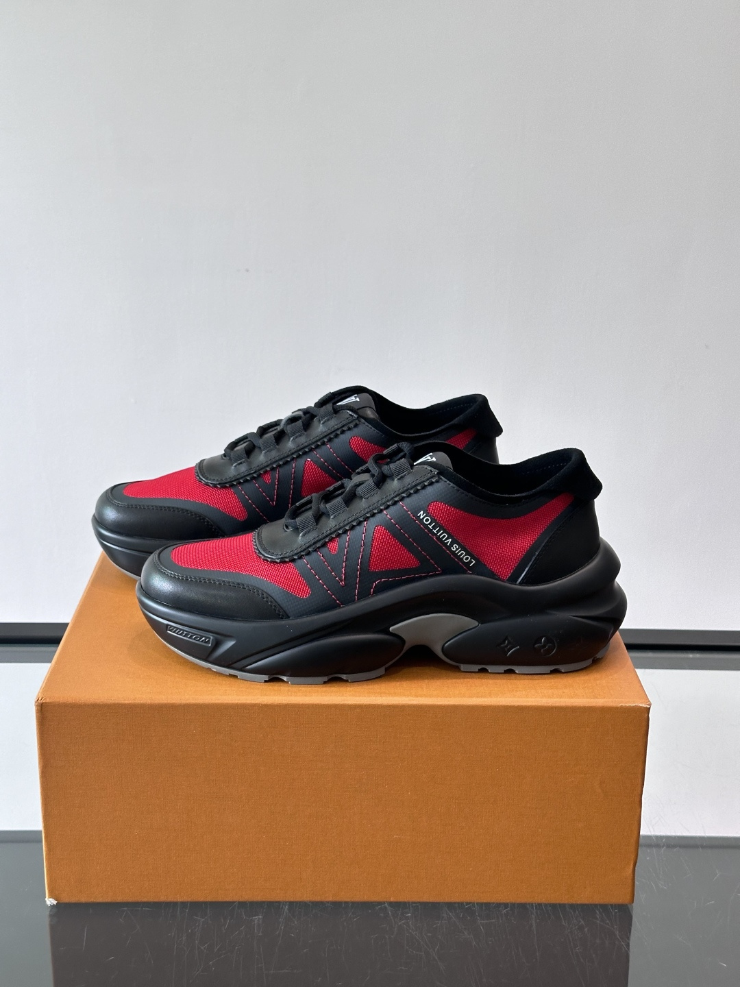 👟LV 休闲男士运动鞋，网布+皮革拼接，简约又有未来感✨。厚底设计，缓震舒适，日常穿搭或长时间行走都很O