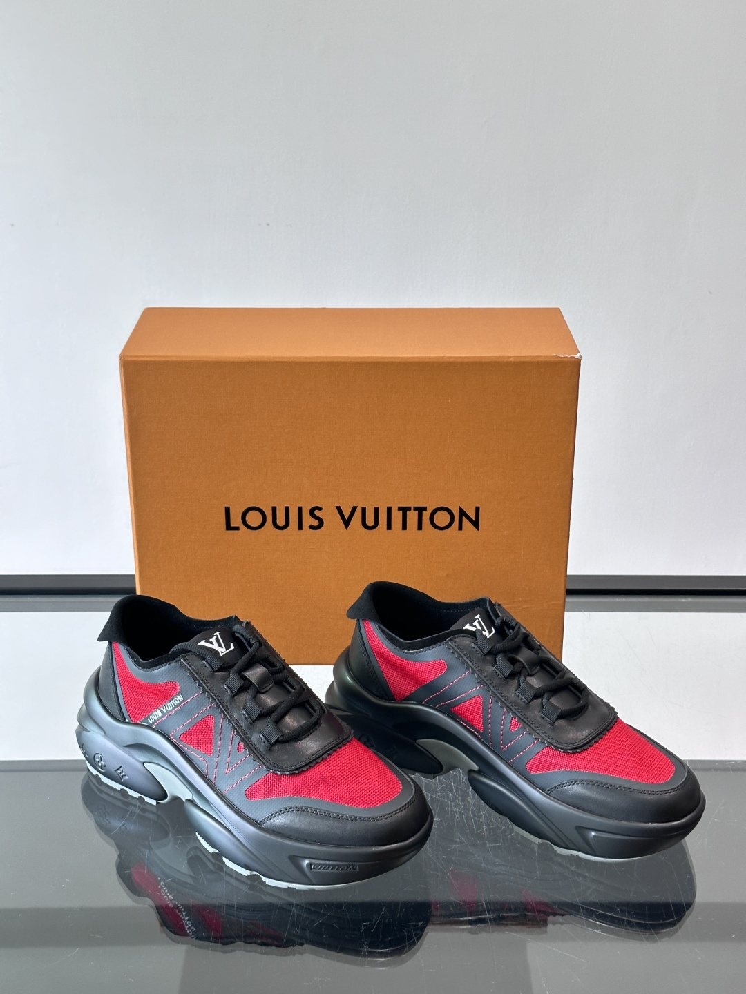 👟LV 休闲男士运动鞋，网布+皮革拼接，简约又有未来感✨。厚底设计，缓震舒适，日常穿搭或长时间行走都很O