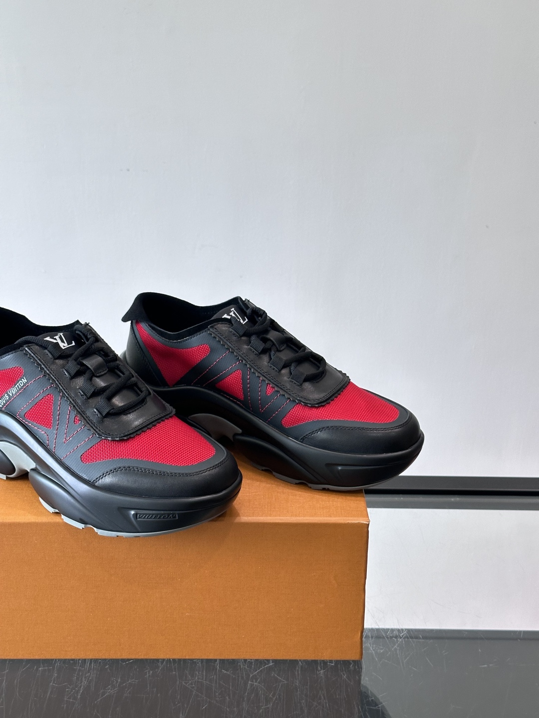 👟LV 休闲男士运动鞋，网布+皮革拼接，简约又有未来感✨。厚底设计，缓震舒适，日常穿搭或长时间行走都很O