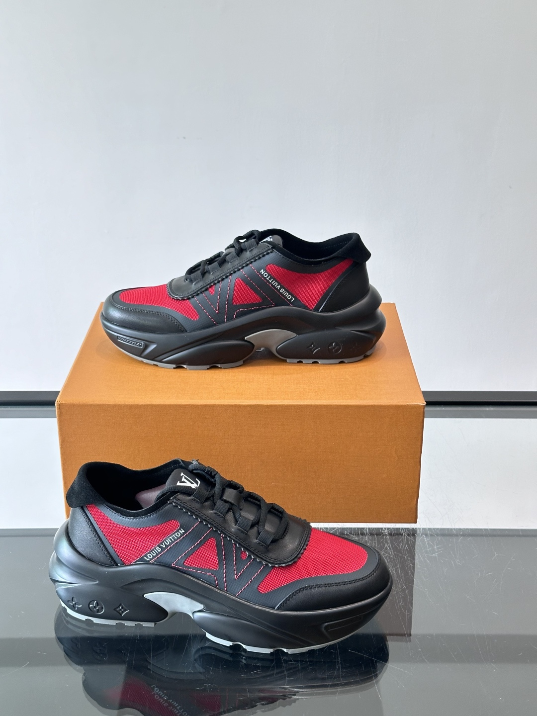 👟LV 休闲男士运动鞋，网布+皮革拼接，简约又有未来感✨。厚底设计，缓震舒适，日常穿搭或长时间行走都很O