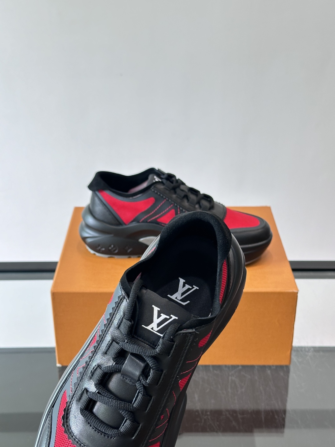 👟LV 休闲男士运动鞋，网布+皮革拼接，简约又有未来感✨。厚底设计，缓震舒适，日常穿搭或长时间行走都很O