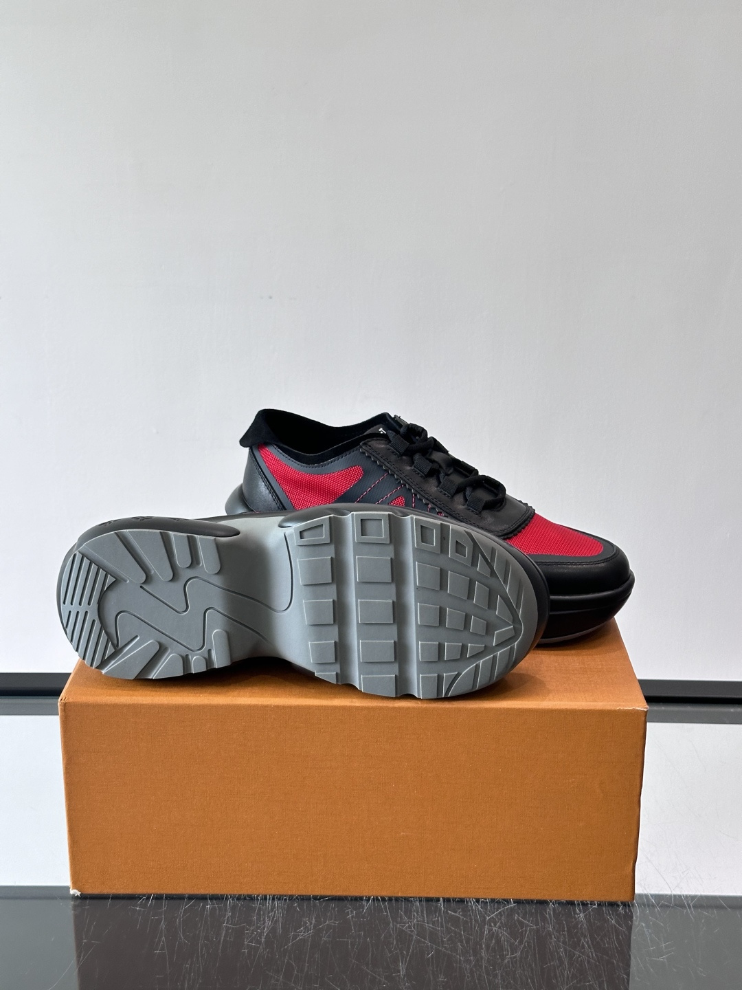 👟LV 休闲男士运动鞋，网布+皮革拼接，简约又有未来感✨。厚底设计，缓震舒适，日常穿搭或长时间行走都很O