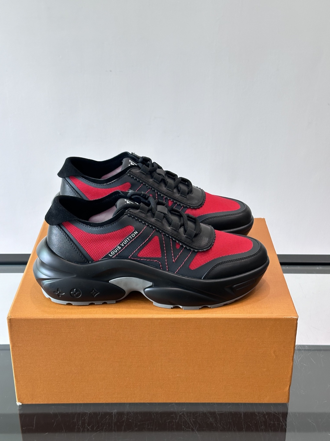 👟LV 休闲男士运动鞋，网布+皮革拼接，简约又有未来感✨。厚底设计，缓震舒适，日常穿搭或长时间行走都很O