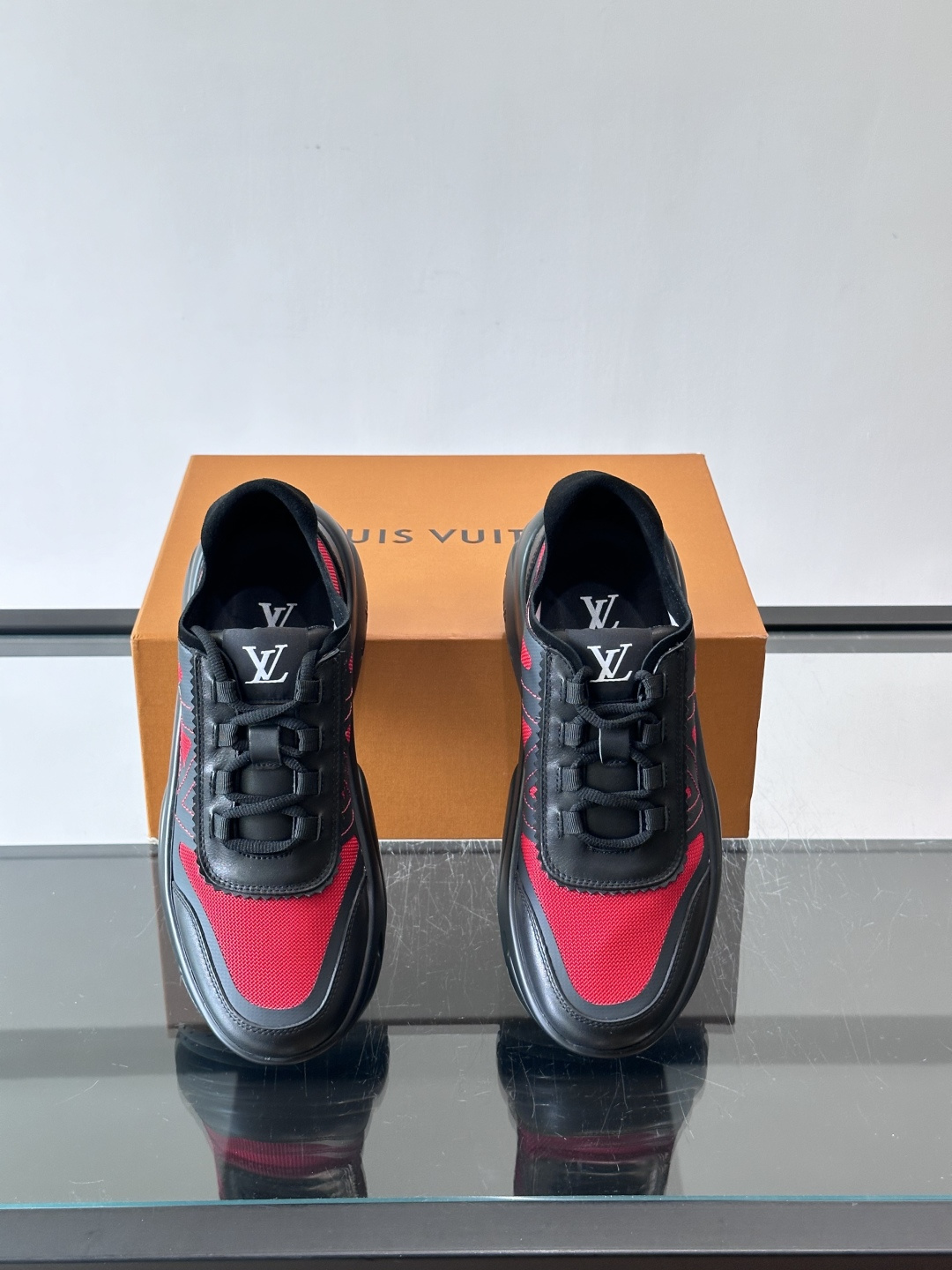 👟LV 休闲男士运动鞋，网布+皮革拼接，简约又有未来感✨。厚底设计，缓震舒适，日常穿搭或长时间行走都很O