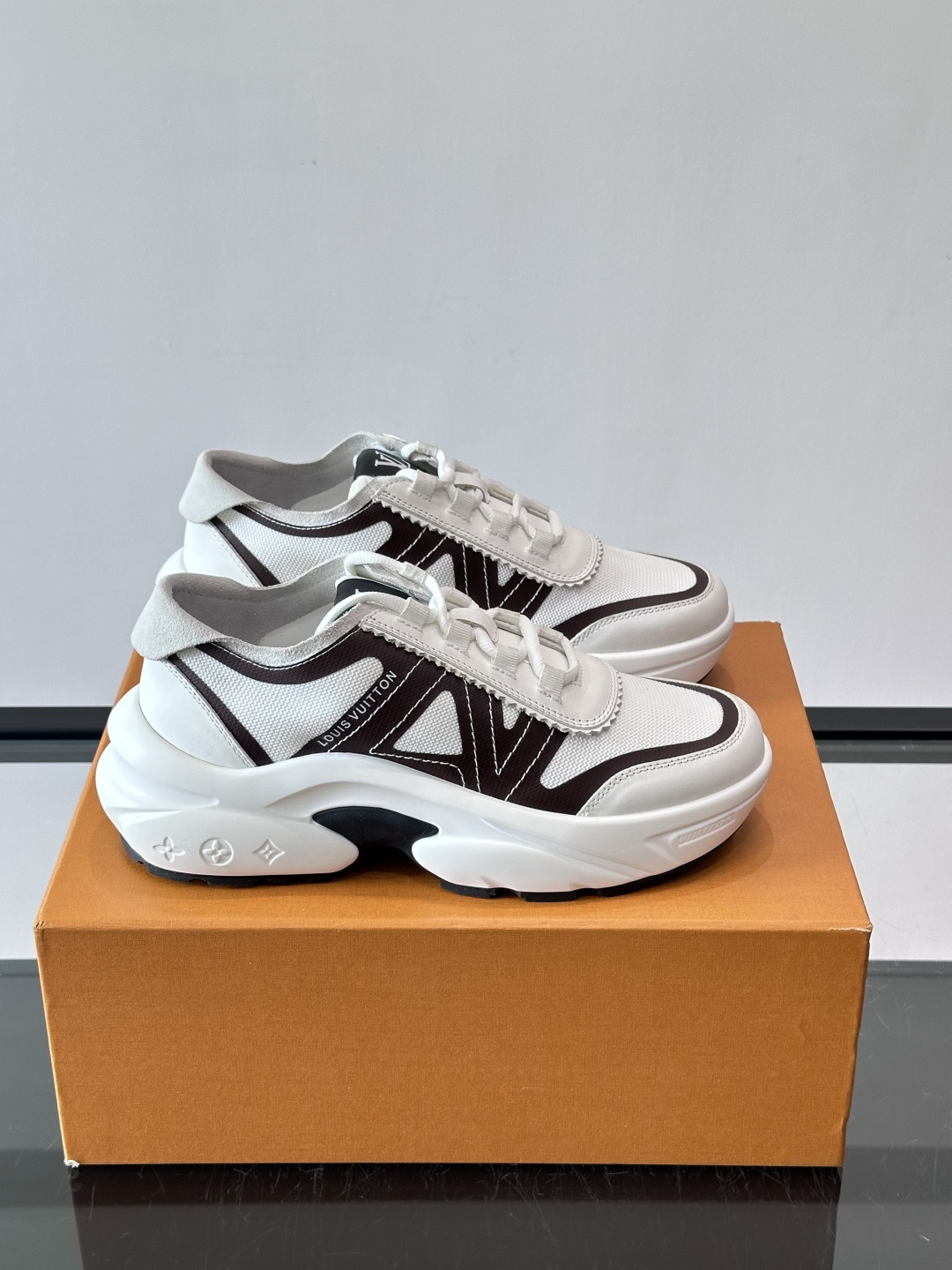 👟LV 休闲男士运动鞋，网布+皮革拼接，简约又有未来感✨。厚底设计，缓震舒适，日常穿搭或长时间行走都很O
