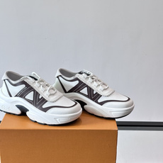 👟LV 休闲男士运动鞋,网布+皮革拼接,简约又有未来感✨。厚底设计,缓震舒适,日常穿搭或长时间行走都很O 👟LV 休闲男士运动鞋,网布+皮革拼接,简约又有未来感✨。厚底设计,缓震舒适,日常穿搭或长时间行走都很O