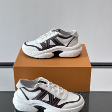 👟LV 休闲男士运动鞋,网布+皮革拼接,简约又有未来感✨。厚底设计,缓震舒适,日常穿搭或长时间行走都很O 👟LV 休闲男士运动鞋,网布+皮革拼接,简约又有未来感✨。厚底设计,缓震舒适,日常穿搭或长时间行走都很O