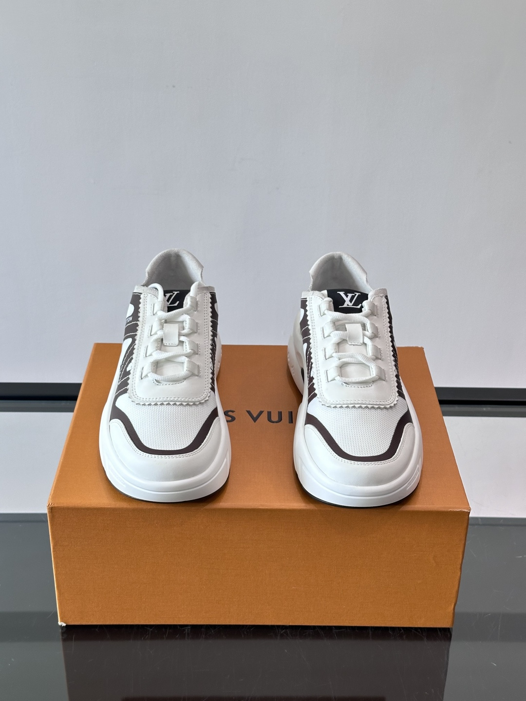 👟LV 休闲男士运动鞋,网布+皮革拼接,简约又有未来感✨。厚底设计,缓震舒适,日常穿搭或长时间行走都很O 👟LV 休闲男士运动鞋,网布+皮革拼接,简约又有未来感✨。厚底设计,缓震舒适,日常穿搭或长时间行走都很O