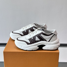 👟LV 休闲男士运动鞋,网布+皮革拼接,简约又有未来感✨。厚底设计,缓震舒适,日常穿搭或长时间行走都很O 👟LV 休闲男士运动鞋,网布+皮革拼接,简约又有未来感✨。厚底设计,缓震舒适,日常穿搭或长时间行走都很O