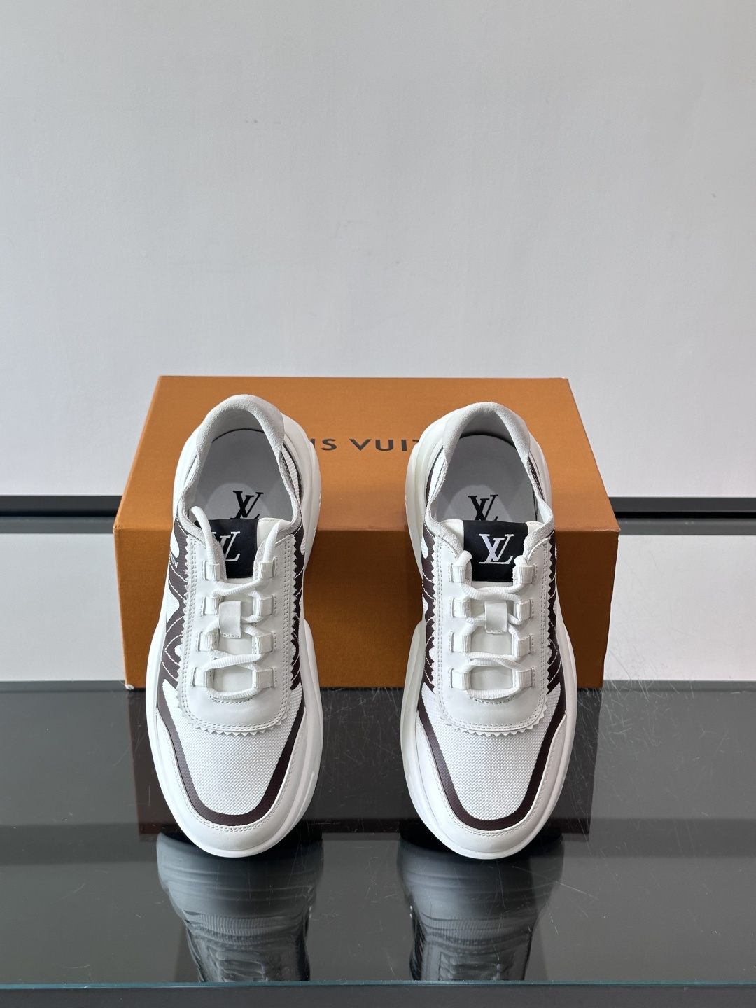 👟LV 休闲男士运动鞋,网布+皮革拼接,简约又有未来感✨。厚底设计,缓震舒适,日常穿搭或长时间行走都很O 👟LV 休闲男士运动鞋,网布+皮革拼接,简约又有未来感✨。厚底设计,缓震舒适,日常穿搭或长时间行走都很O