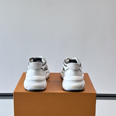 👟LV 休闲男士运动鞋,网布+皮革拼接,简约又有未来感✨。厚底设计,缓震舒适,日常穿搭或长时间行走都很O 👟LV 休闲男士运动鞋,网布+皮革拼接,简约又有未来感✨。厚底设计,缓震舒适,日常穿搭或长时间行走都很O