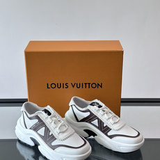 👟LV 休闲男士运动鞋,网布+皮革拼接,简约又有未来感✨。厚底设计,缓震舒适,日常穿搭或长时间行走都很O 👟LV 休闲男士运动鞋,网布+皮革拼接,简约又有未来感✨。厚底设计,缓震舒适,日常穿搭或长时间行走都很O