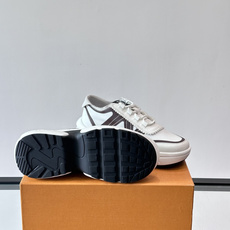 👟LV 休闲男士运动鞋,网布+皮革拼接,简约又有未来感✨。厚底设计,缓震舒适,日常穿搭或长时间行走都很O 👟LV 休闲男士运动鞋,网布+皮革拼接,简约又有未来感✨。厚底设计,缓震舒适,日常穿搭或长时间行走都很O