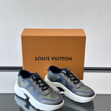 👟LV 休闲男士运动鞋,网布+皮革拼接,简约又有未来感✨。厚底设计,缓震舒适,日常穿搭或长时间行走都很O 👟LV 休闲男士运动鞋,网布+皮革拼接,简约又有未来感✨。厚底设计,缓震舒适,日常穿搭或长时间行走都很O