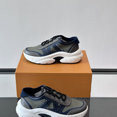 👟LV 休闲男士运动鞋,网布+皮革拼接,简约又有未来感✨。厚底设计,缓震舒适,日常穿搭或长时间行走都很O 👟LV 休闲男士运动鞋,网布+皮革拼接,简约又有未来感✨。厚底设计,缓震舒适,日常穿搭或长时间行走都很O