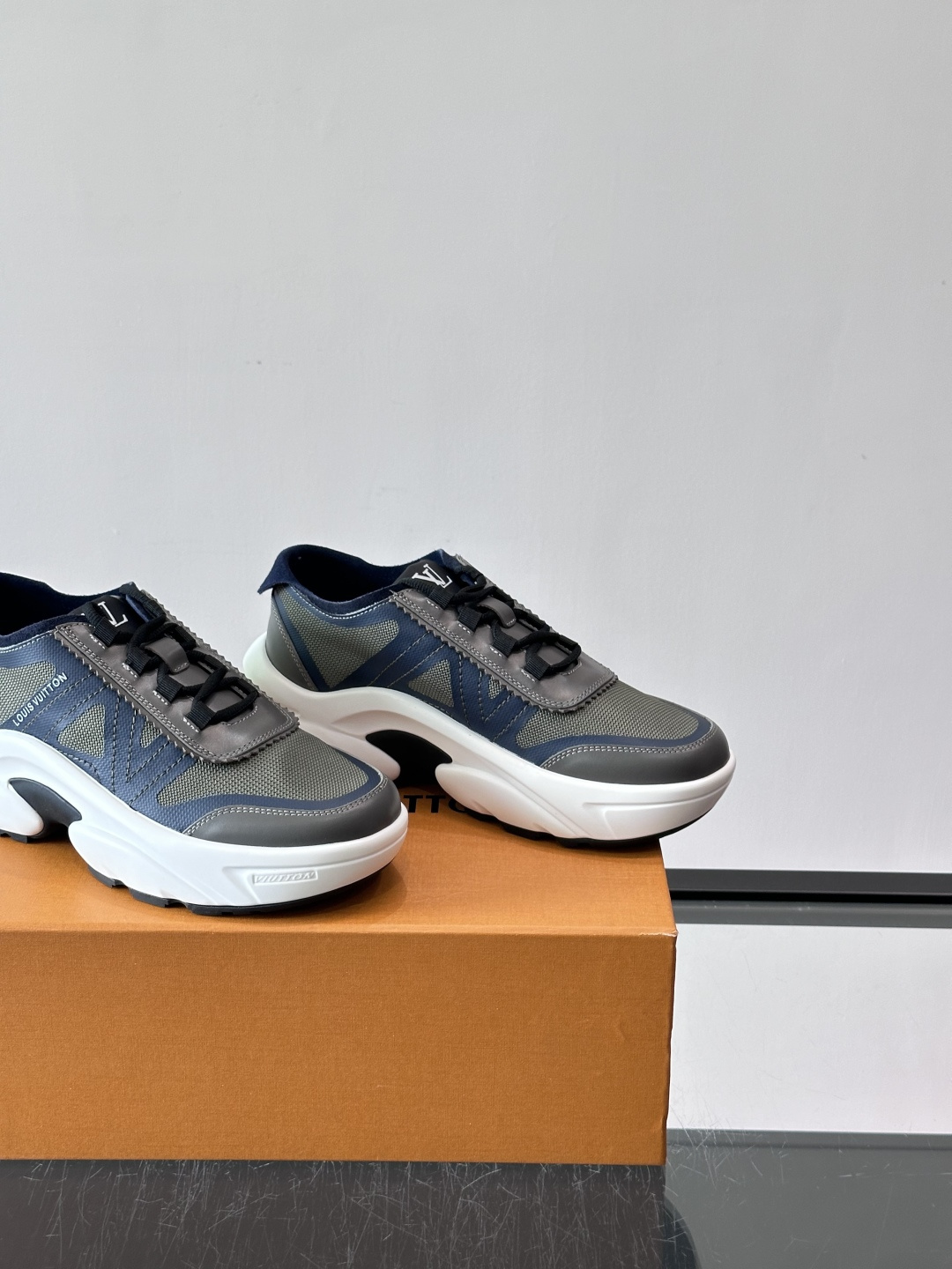 👟LV 休闲男士运动鞋,网布+皮革拼接,简约又有未来感✨。厚底设计,缓震舒适,日常穿搭或长时间行走都很O 👟LV 休闲男士运动鞋,网布+皮革拼接,简约又有未来感✨。厚底设计,缓震舒适,日常穿搭或长时间行走都很O